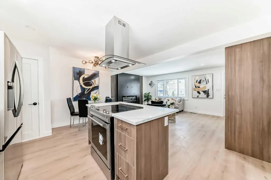 4936 45 Street SW Calgary AB T3E 3W4