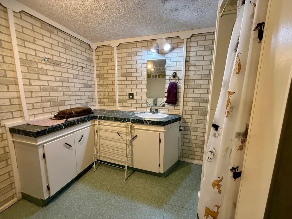 713 6 Avenue Wainwright AB T9W 1B6