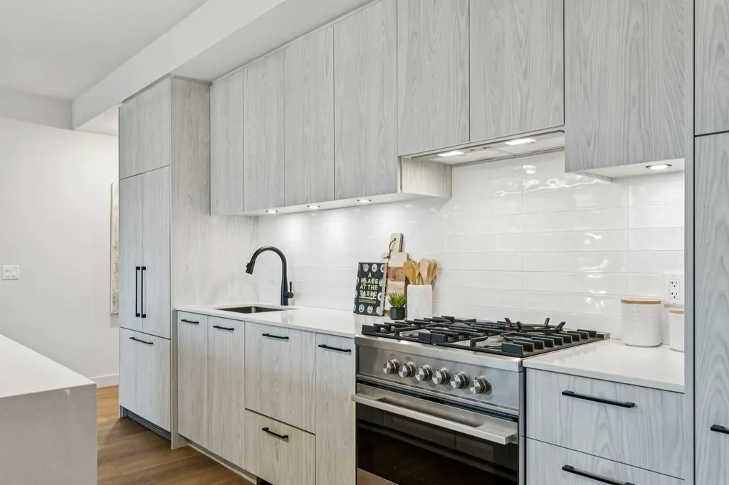 1107 Gladstone Road NW Calgary AB T2N 3T1