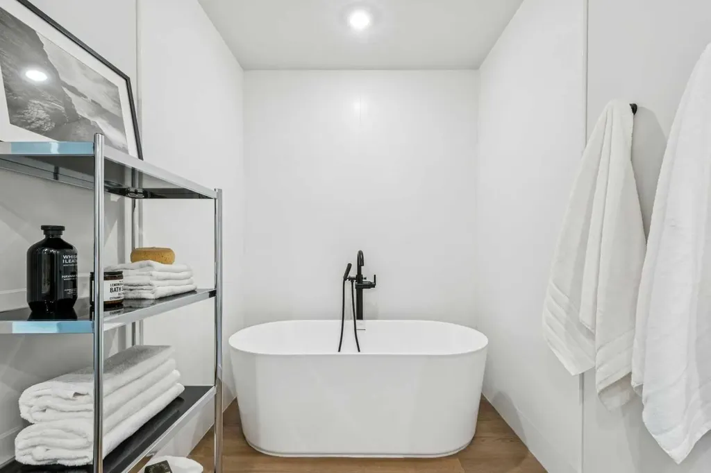 1107 Gladstone Road NW Calgary AB T2N 3T1