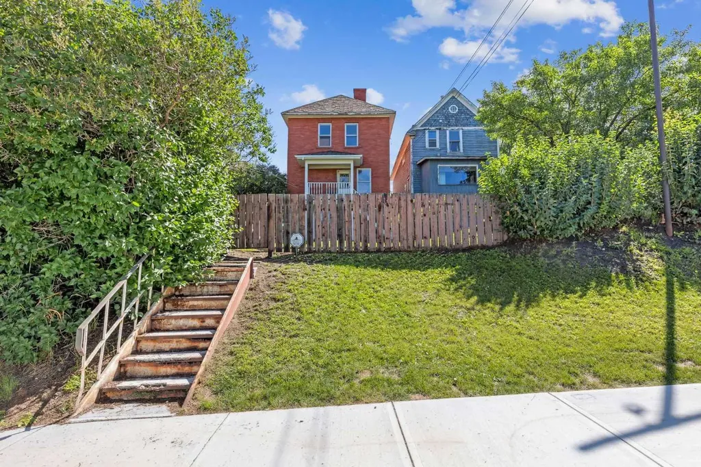 1823 18a Street SW Calgary AB T2T 4W1