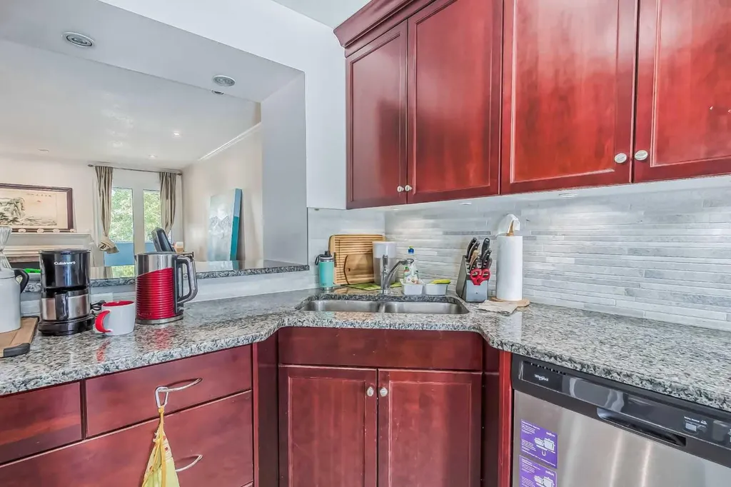 834 2 Avenue NW Calgary AB T2N0E5