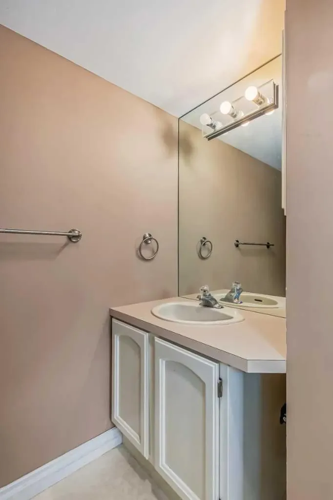 834 2 Avenue NW Calgary AB T2N0E5