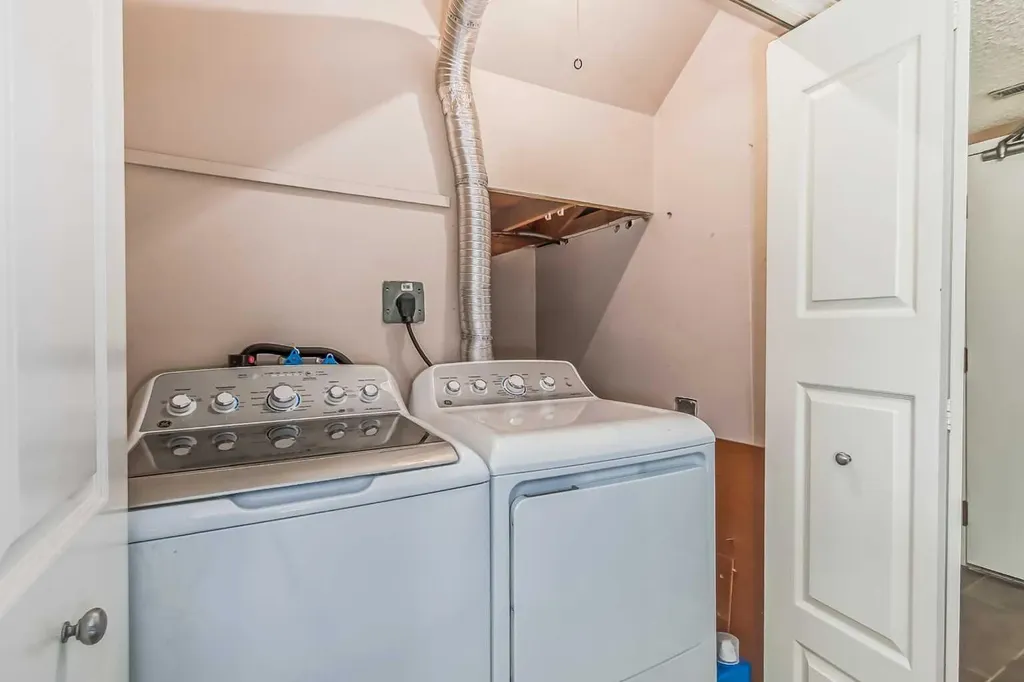 834 2 Avenue NW Calgary AB T2N0E5