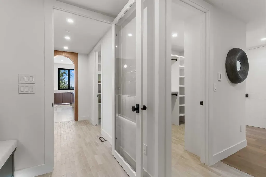 692 West Chestermere Drive Chestermere AB T1X1B5