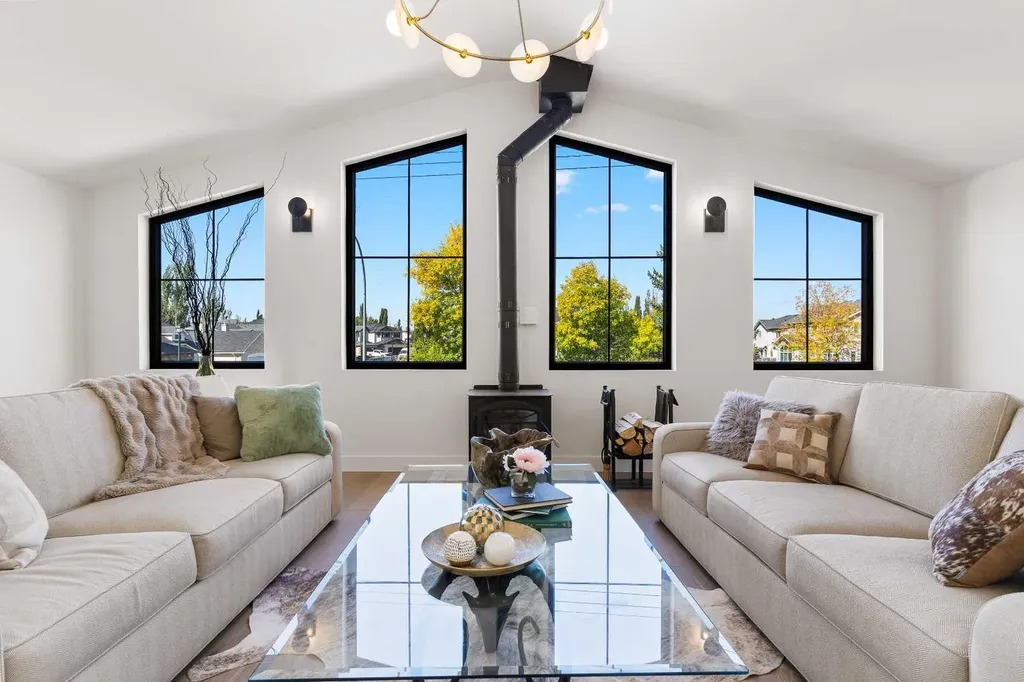 692 West Chestermere Drive Chestermere AB T1X1B5