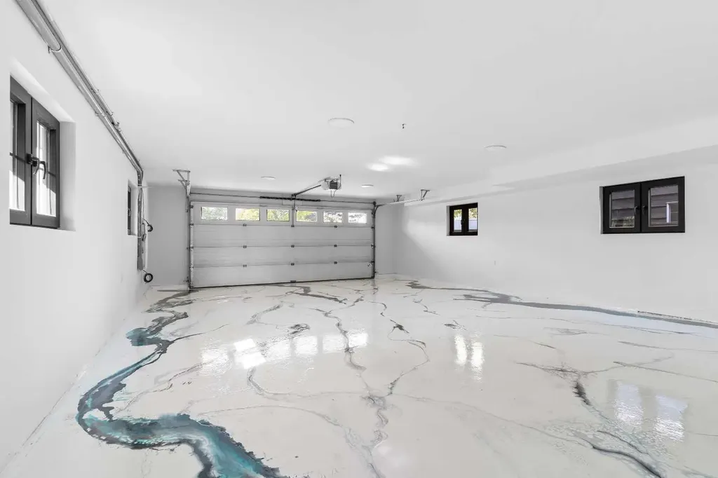 692 West Chestermere Drive Chestermere AB T1X1B5