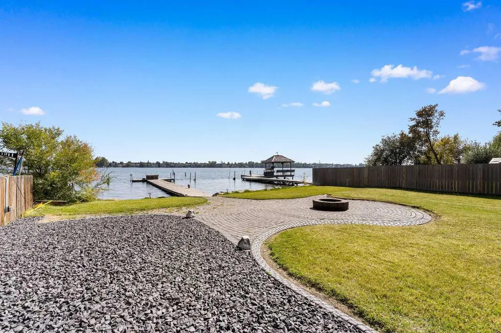 692 West Chestermere Drive Chestermere AB T1X1B5