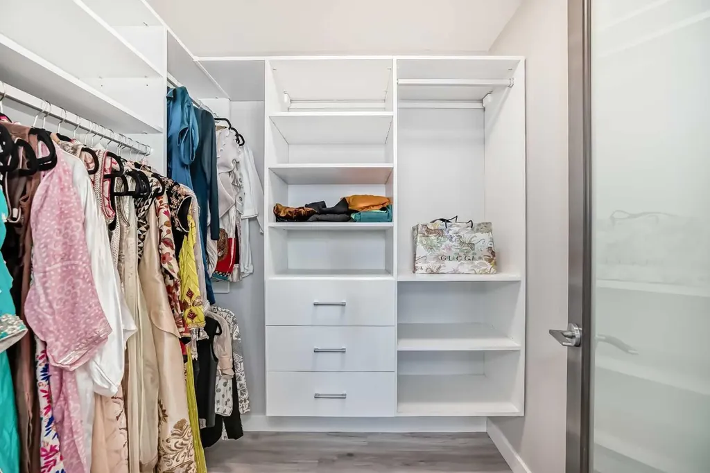 530 12 Avenue SW Calgary AB T2R 0B1