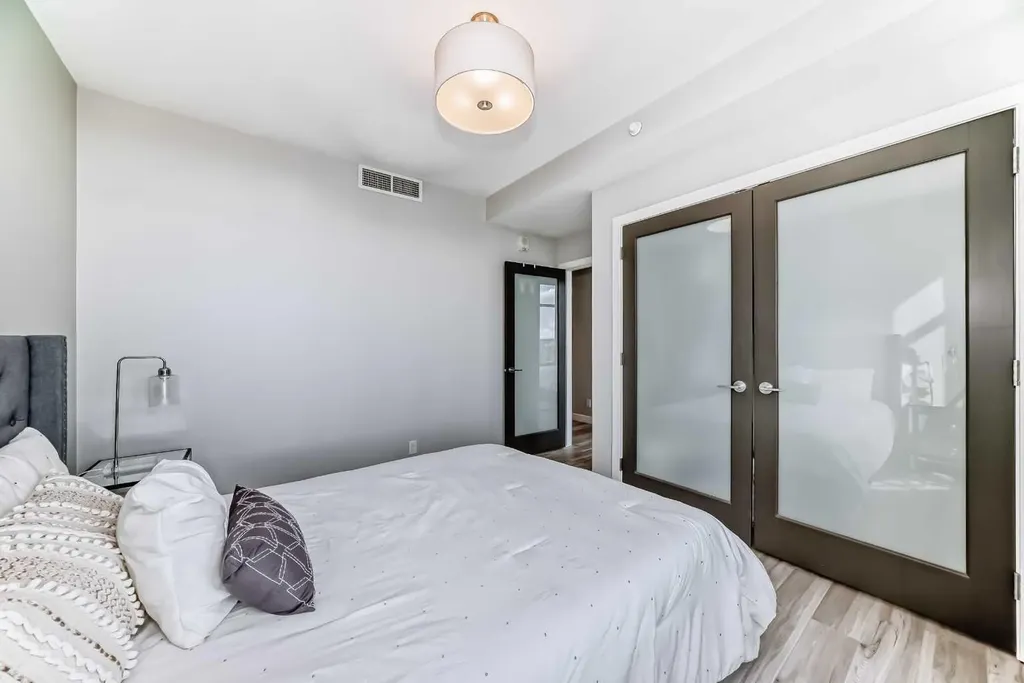 530 12 Avenue SW Calgary AB T2R 0B1