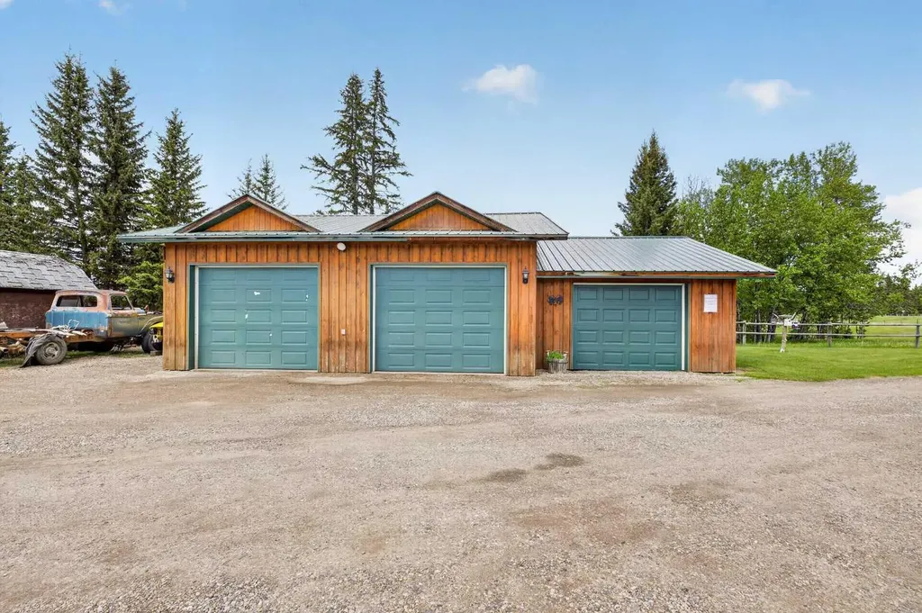 32460 Range Road 61 Rural Mountain View County AB T0M 1X0