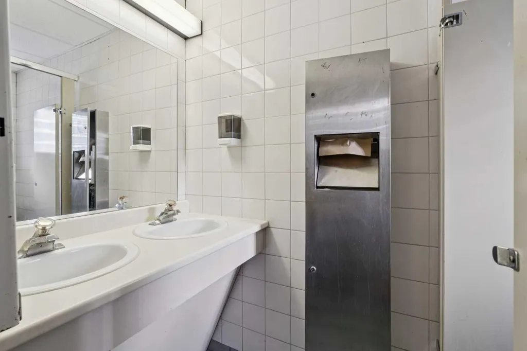 5340 2 Street SW Calgary AB T2H 0G8