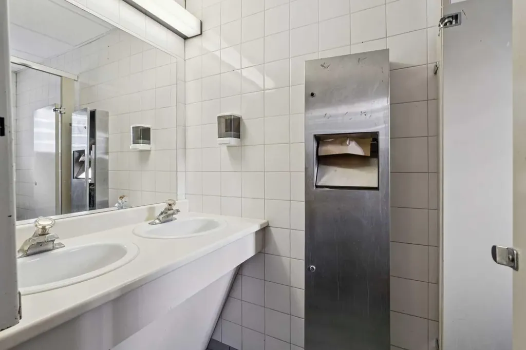 5340 2 Street SW Calgary AB T2H 0G8