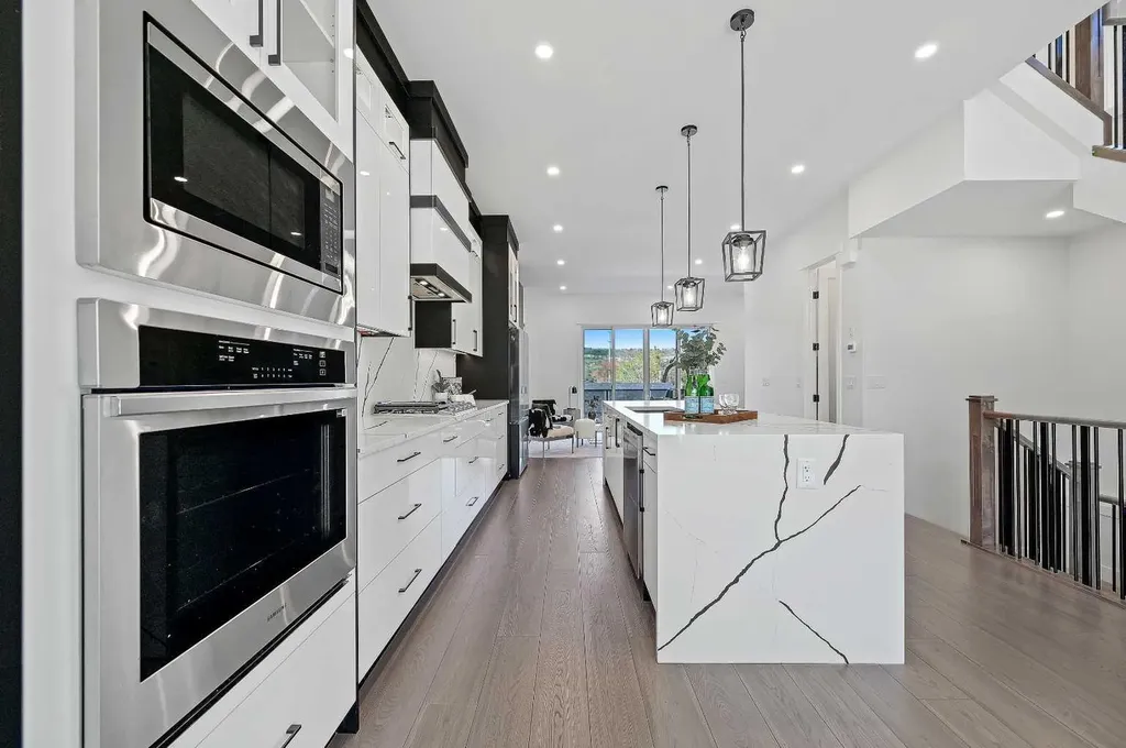 5011 21 Avenue NW Calgary AB T3B 0X3