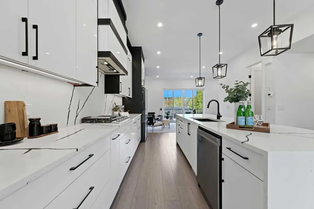 5011 21 Avenue NW Calgary AB T3B 0X3