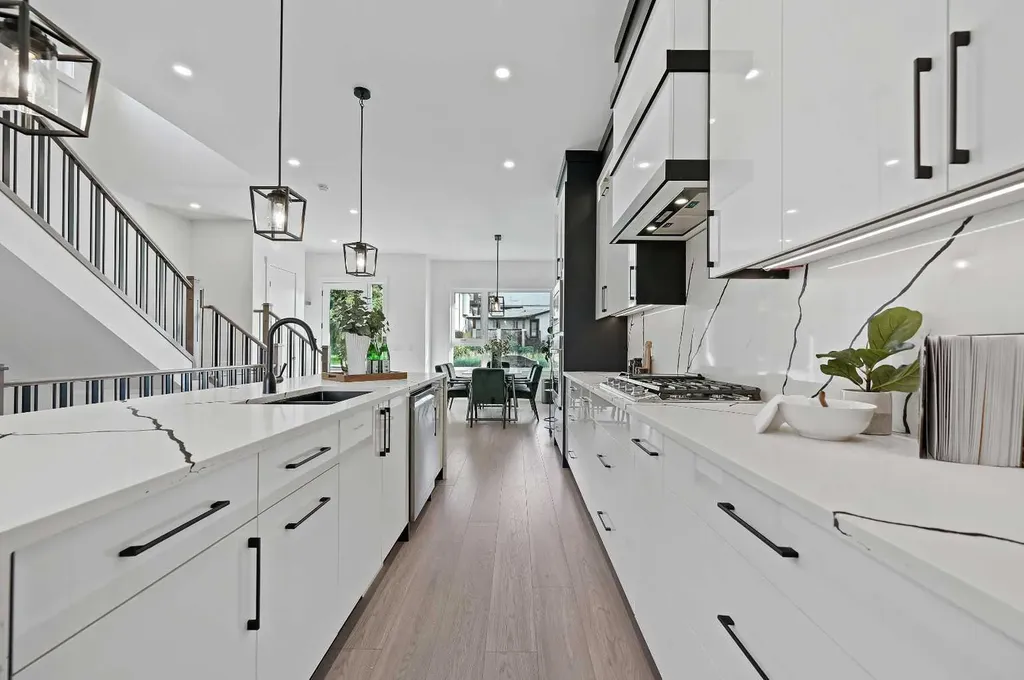 5011 21 Avenue NW Calgary AB T3B 0X3