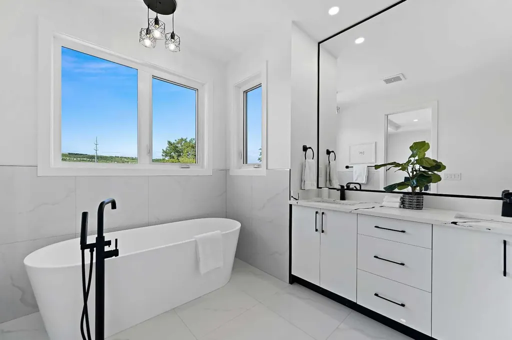 5011 21 Avenue NW Calgary AB T3B 0X3