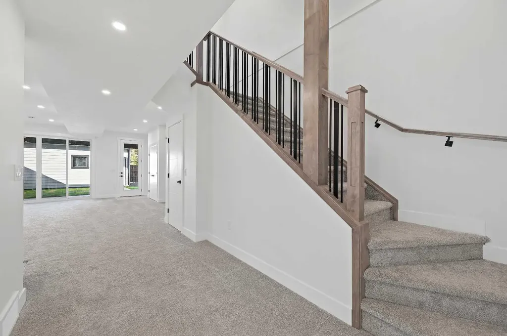 5011 21 Avenue NW Calgary AB T3B 0X3