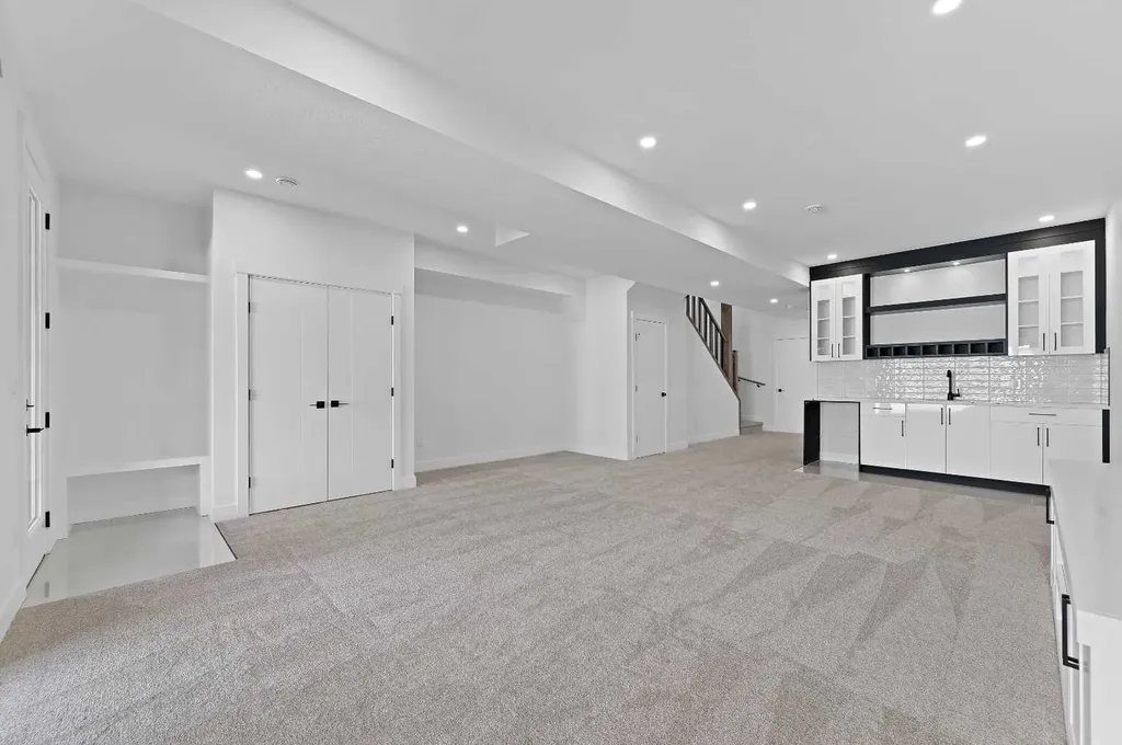 5011 21 Avenue NW Calgary AB T3B 0X3