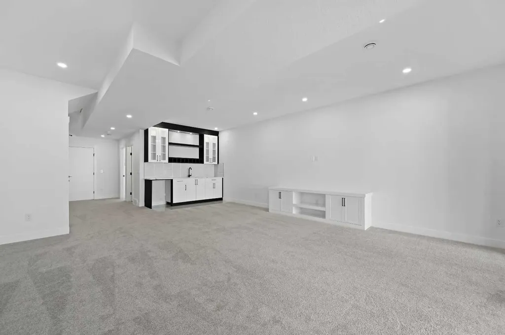 5011 21 Avenue NW Calgary AB T3B 0X3