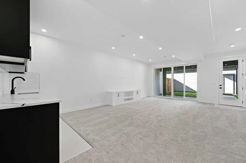 5011 21 Avenue NW Calgary AB T3B 0X3