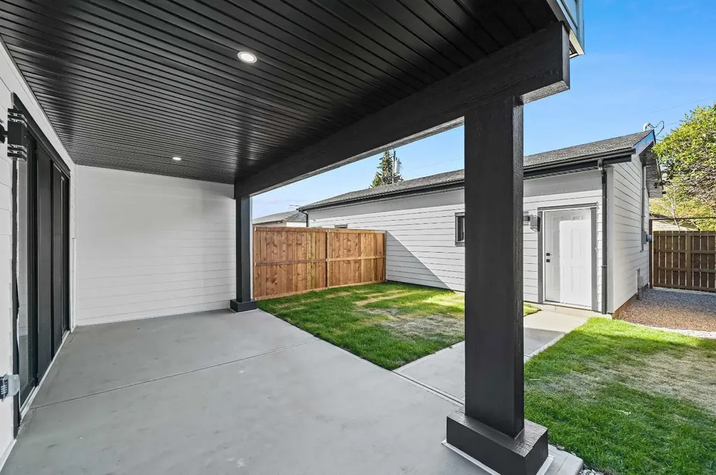 5011 21 Avenue NW Calgary AB T3B 0X3