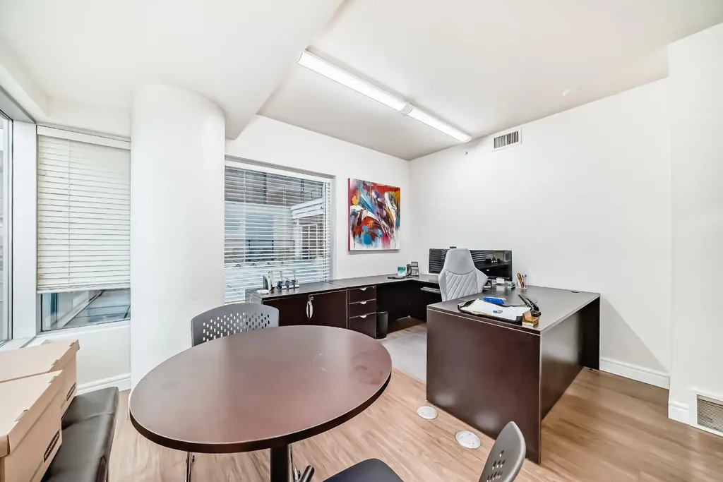 922 5 Avenue SW Calgary AB T2P 2T9