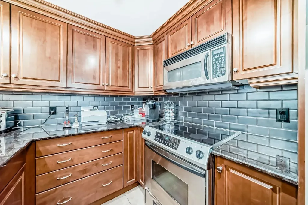 922 5 Avenue SW Calgary AB T2P 2T9