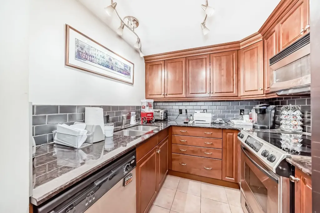 922 5 Avenue SW Calgary AB T2P 2T9