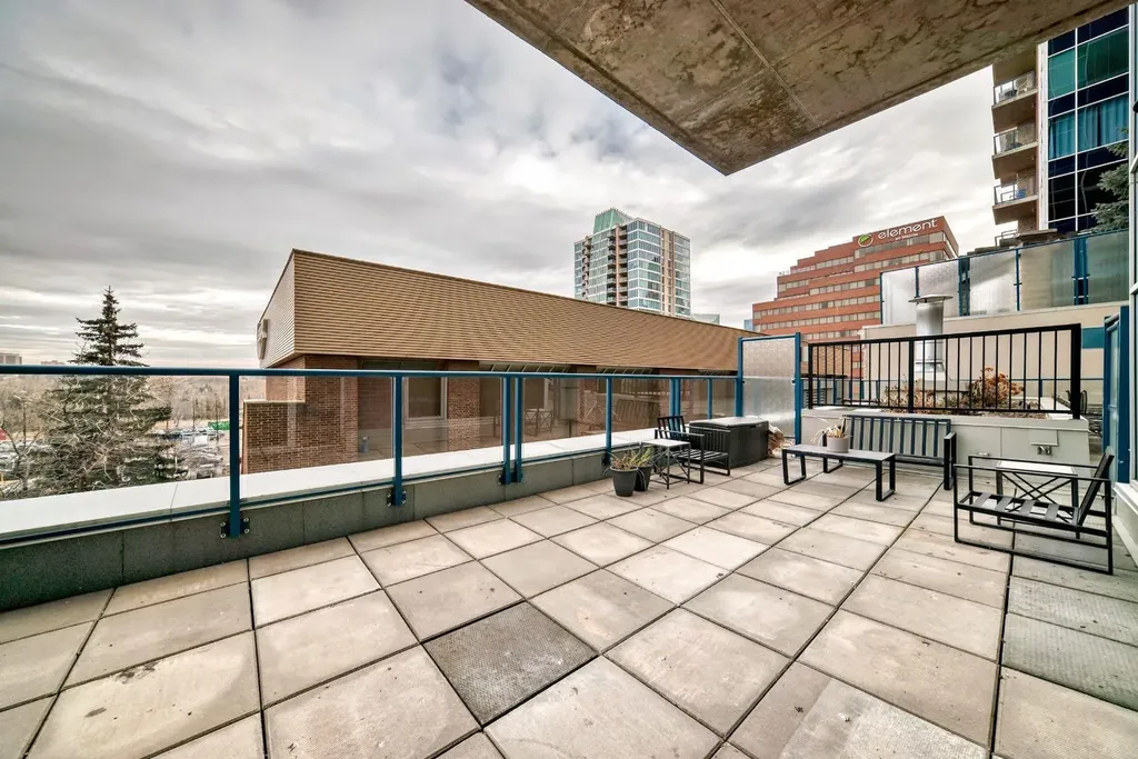 922 5 Avenue SW Calgary AB T2P 2T9