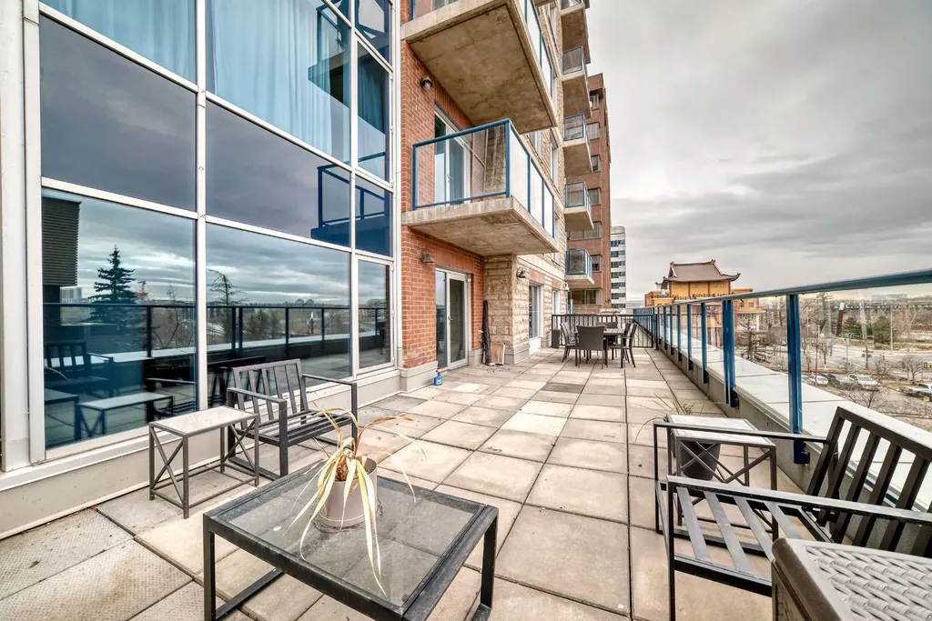 922 5 Avenue SW Calgary AB T2P 2T9