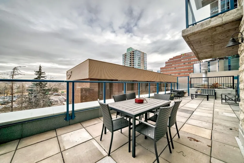 922 5 Avenue SW Calgary AB T2P 2T9