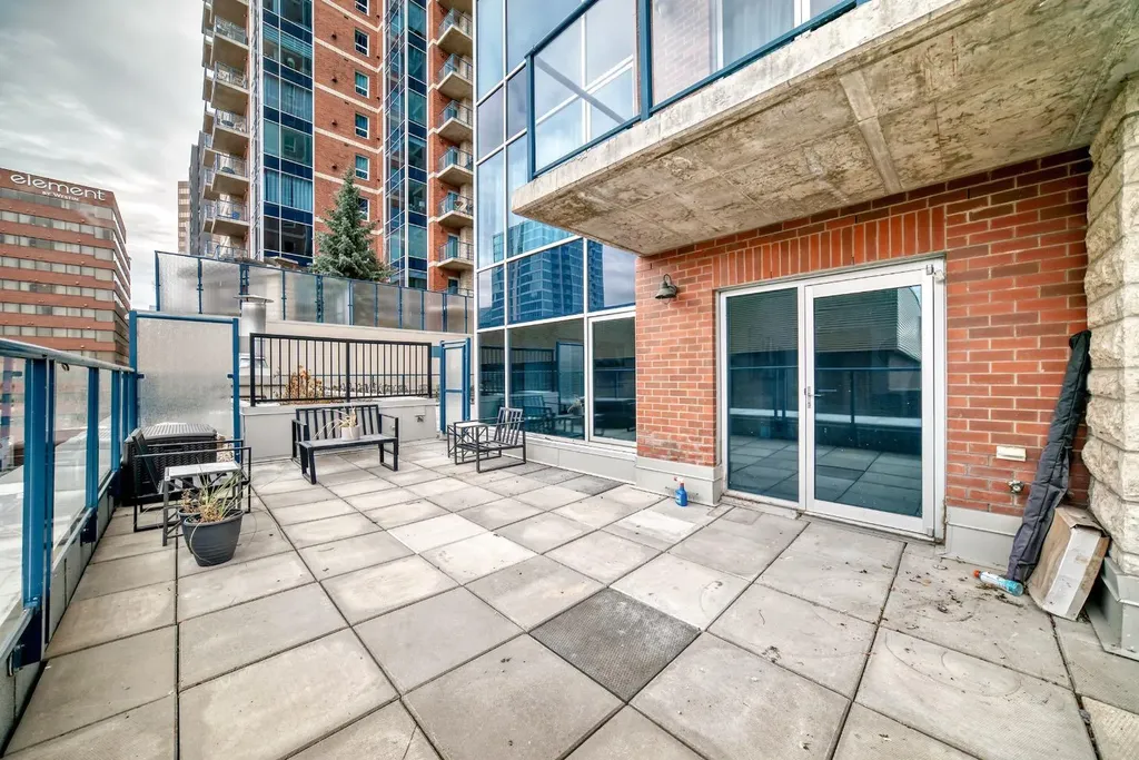 922 5 Avenue SW Calgary AB T2P 2T9