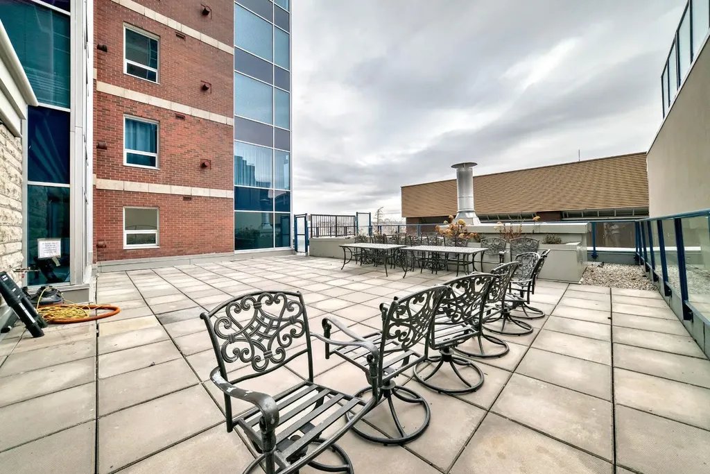 922 5 Avenue SW Calgary AB T2P 2T9