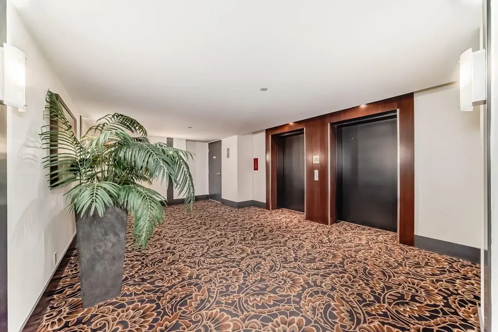 922 5 Avenue SW Calgary AB T2P 2T9