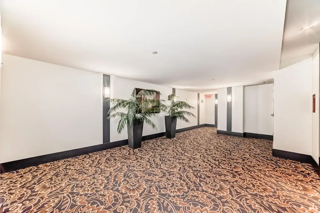 922 5 Avenue SW Calgary AB T2P 2T9