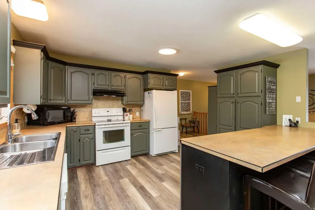 14 Parkland Crescent Parkland Beach AB T0C 2J0