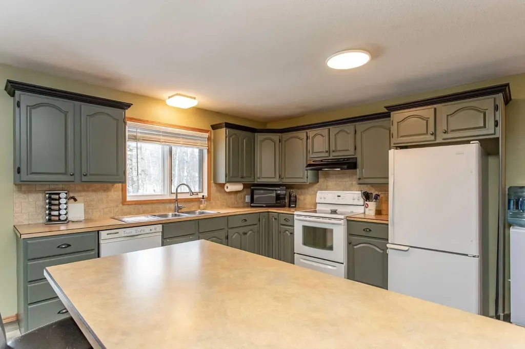 14 Parkland Crescent Parkland Beach AB T0C 2J0