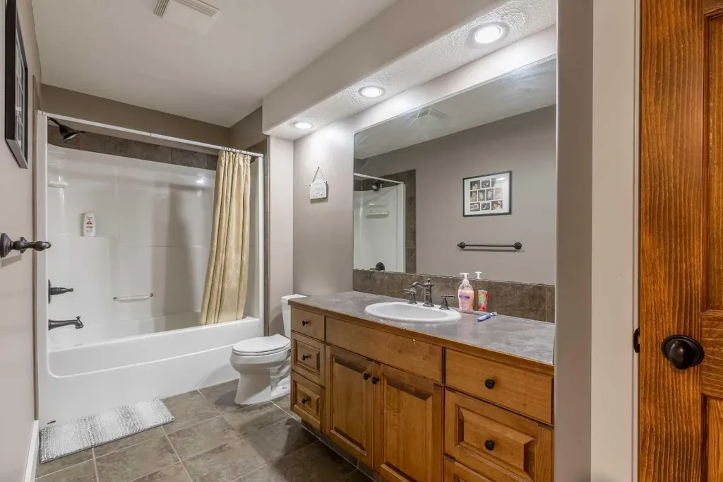 369 Canyon Boulevard W Lethbridge AB T1K 6V2