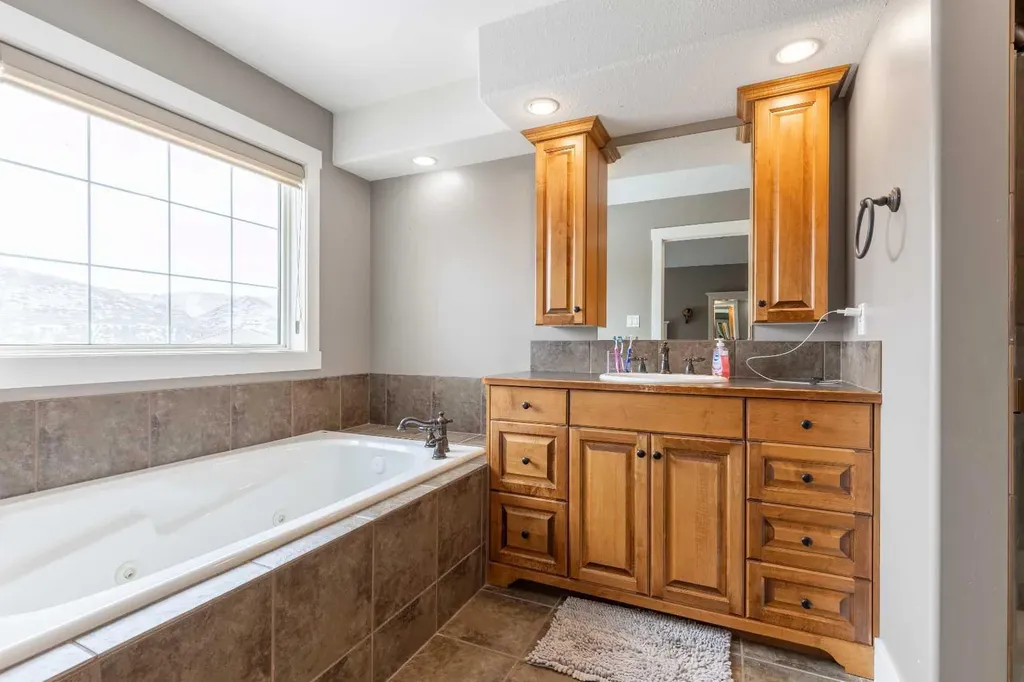 369 Canyon Boulevard W Lethbridge AB T1K 6V2