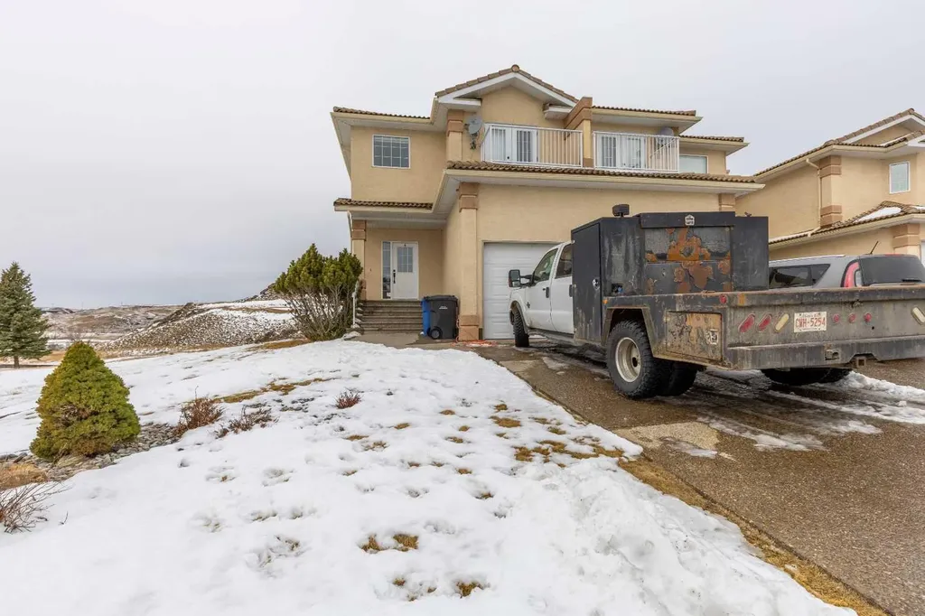 369 Canyon Boulevard W Lethbridge AB T1K 6V2
