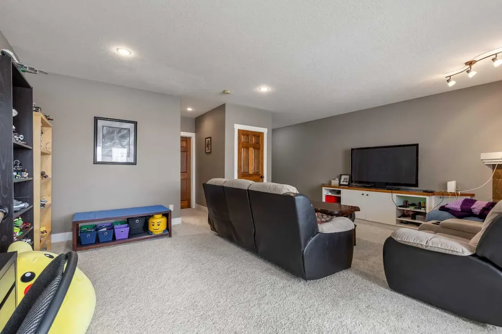369 Canyon Boulevard W Lethbridge AB T1K 6V2