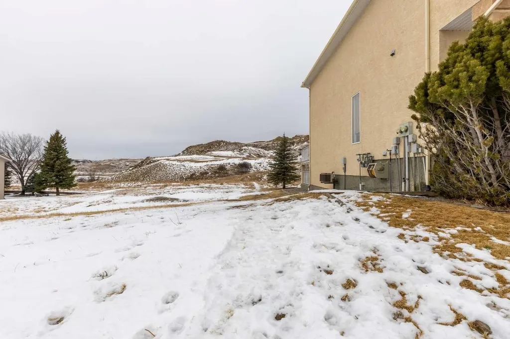 369 Canyon Boulevard W Lethbridge AB T1K 6V2