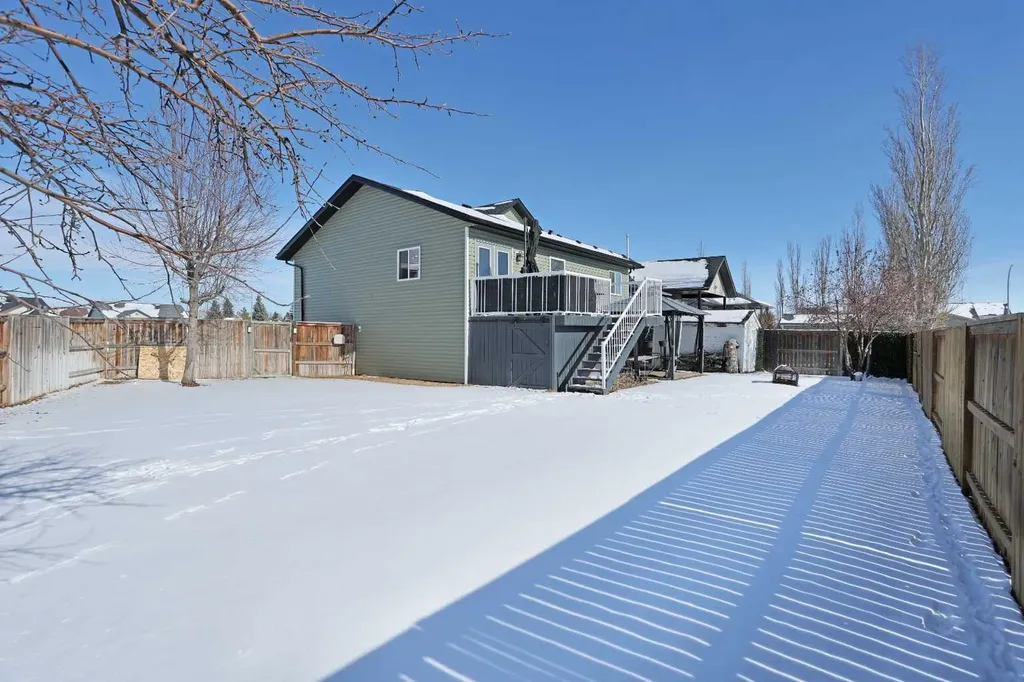 11 Upland Bay W Brooks AB T1R 1N1
