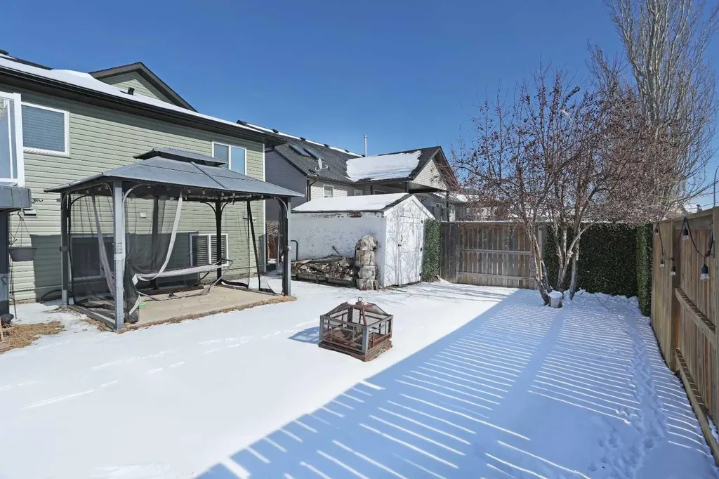 11 Upland Bay W Brooks AB T1R 1N1