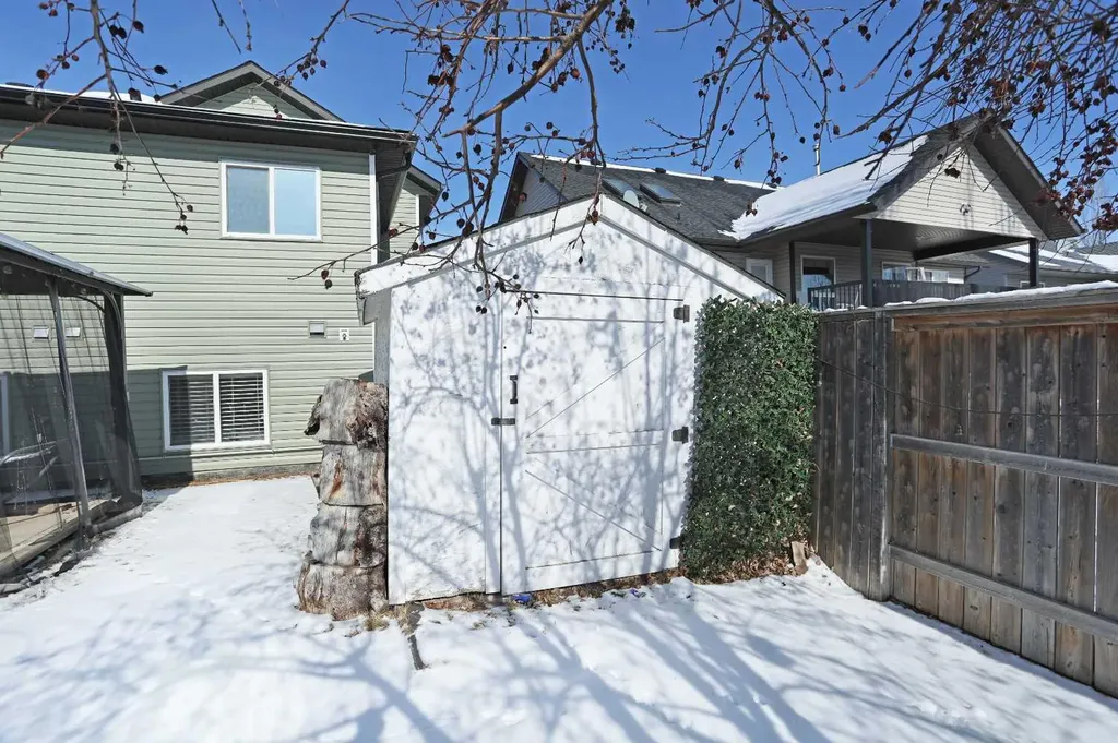 11 Upland Bay W Brooks AB T1R 1N1