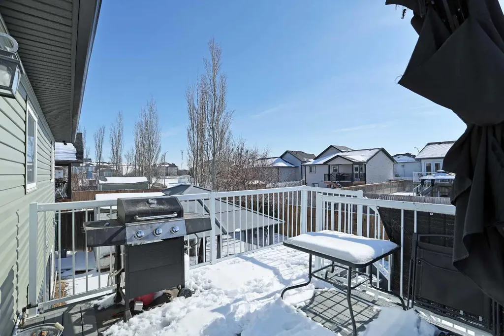 11 Upland Bay W Brooks AB T1R 1N1