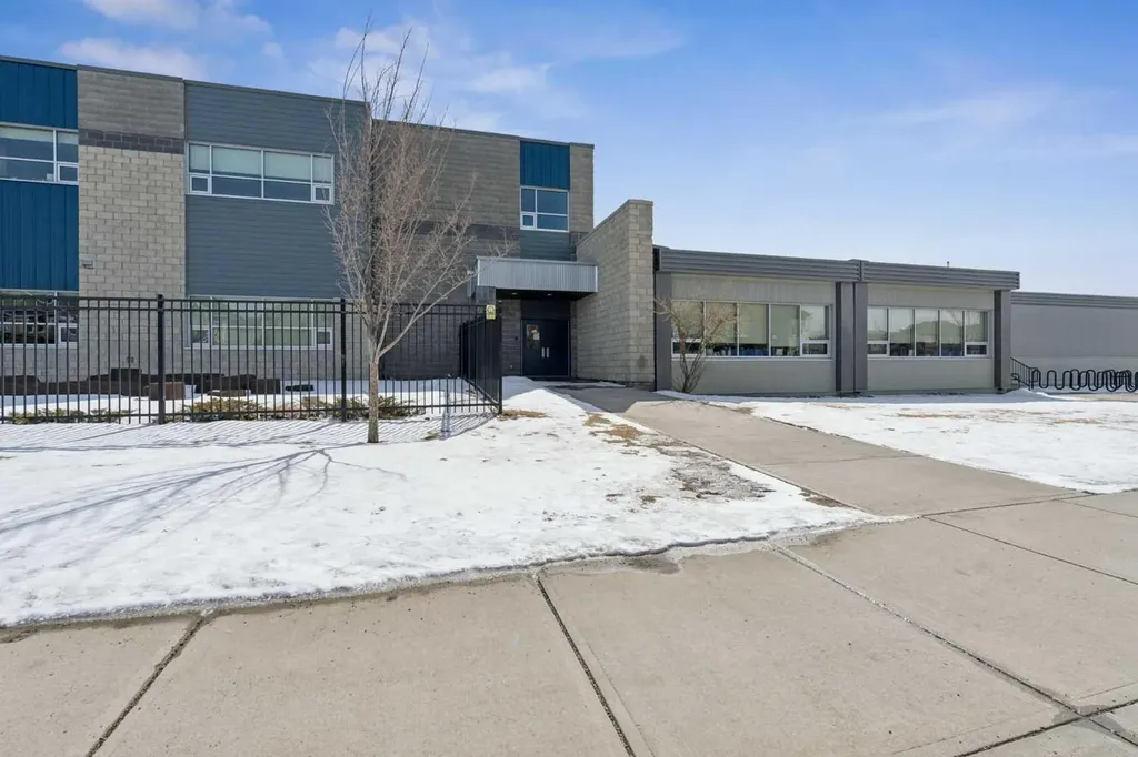 42 Windwood Grove SW Airdrie AB T4B 3T2