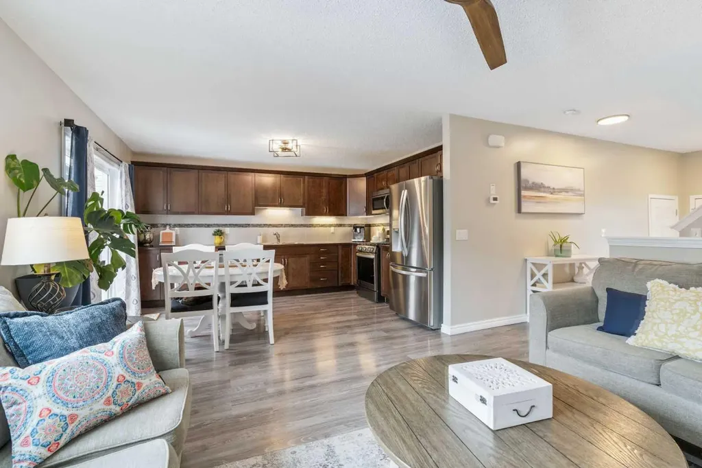 42 Windwood Grove SW Airdrie AB T4B 3T2
