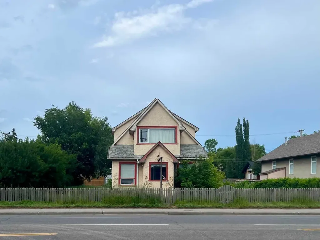1312 Edmonton Trail NE Calgary AB T2E 3K7